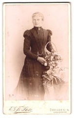 Photograph Friedrich Stotz, Dresden, Leipzigerstr. 49, blonde lady with floral decoration