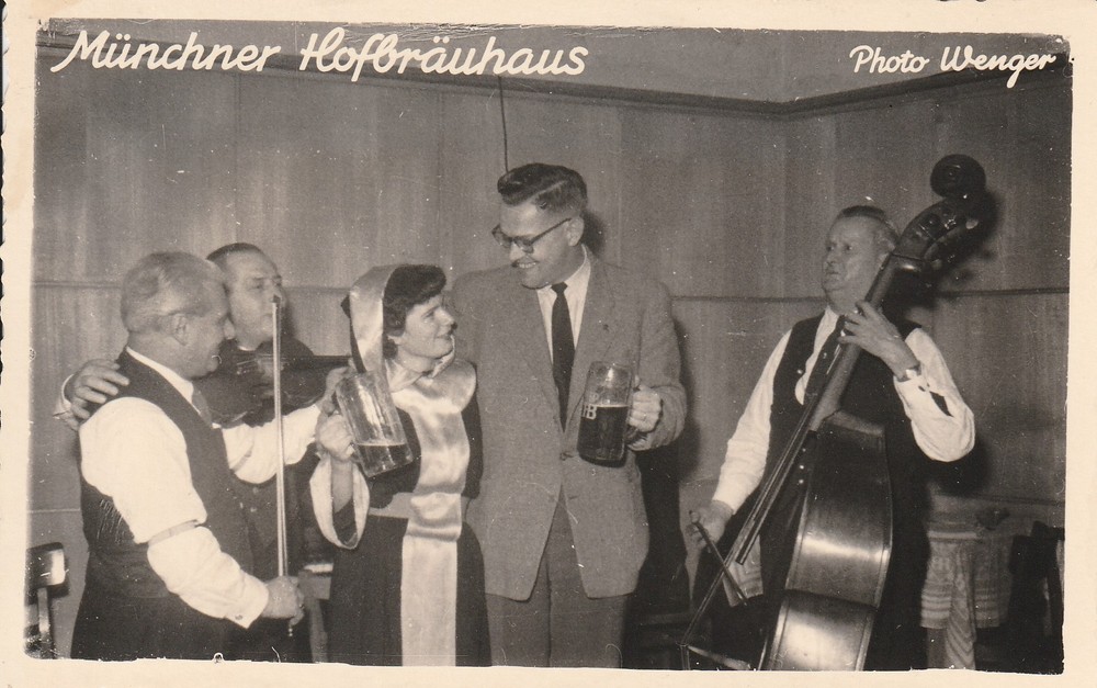Postcard people musicians in the Hofbräuhaus Munich snapshot 1954 photo Wenger-2