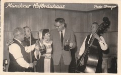 Postcard people musicians in the Hofbräuhaus Munich snapshot 1954 photo Wenger-2