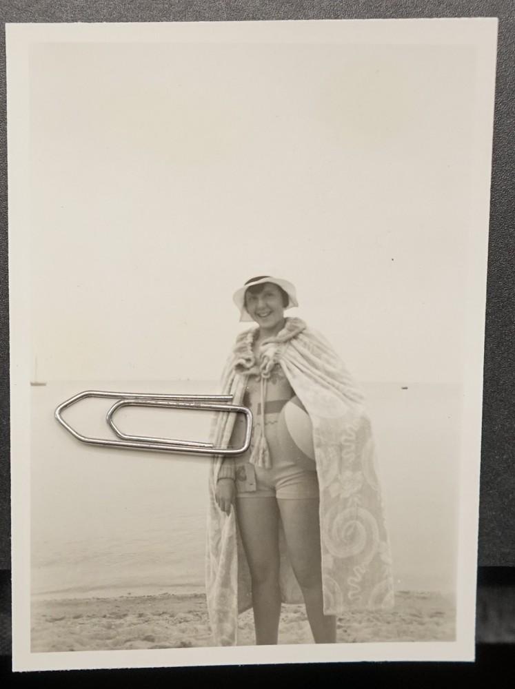 Photo portrait Niendorf 1931 young woman swimsuit coat ball hat bikini model