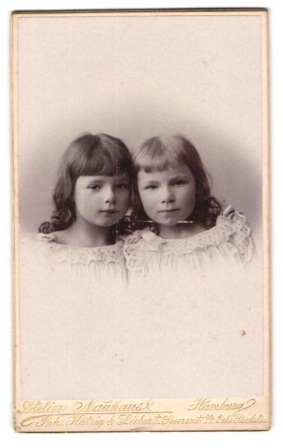 Photography studio Nauhaus, Hamburg, Speersort 24, two young sisters in ele