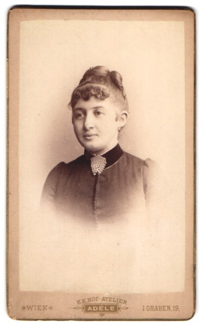 Photograph K.K. Adèle, Vienna, 1st Hofgraben 19, fine lady with pearl brooch