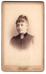Photograph K.K. Adèle, Vienna, 1st Hofgraben 19, fine lady with pearl brooch