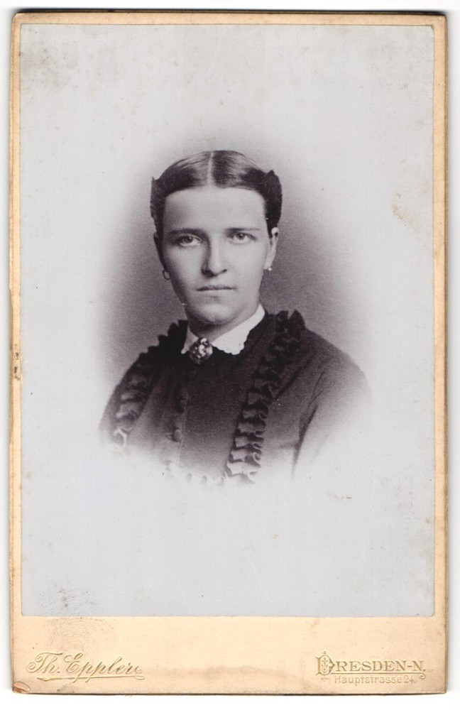 Photograph Th. Eppler, Dresden, Hauptstrasse 24, portrait of a young woman with