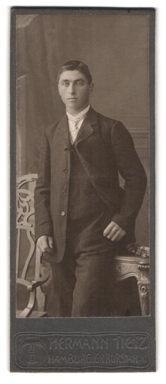 Photograph Hermann Tietz, Hamburg, size Burstah 12-14, portrait young man in A