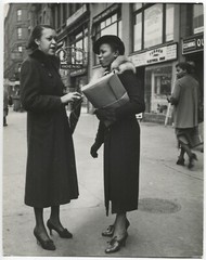 John GUTMANN: Gossiping, HARLEM, NYC, 1936 / PIX-K / VINTAGE / STAMPED!!