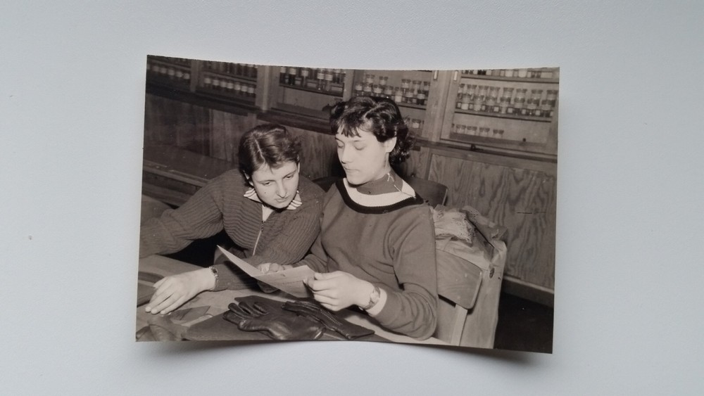 Photo 27R1375 2 Pretty Lady Girl in Pharmacy approx. 1950s approx 7x10cm