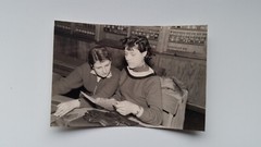 Photo 27R1375 2 Pretty Lady Girl in Pharmacy approx. 1950s approx 7x10cm