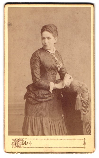 Photograph Hugo Thiele, Frankfurt am Main, Kaiserstraße 29, woman in elegant K
