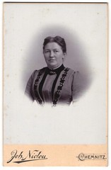 Photograph Joh. Niclou, Chemnitz, König-Straße 5, portrait of a woman in elegant