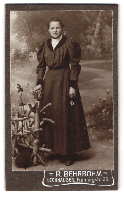 Photograph R. Behrbohm, Lechhausen, Spring Street 25, woman in elegant dress