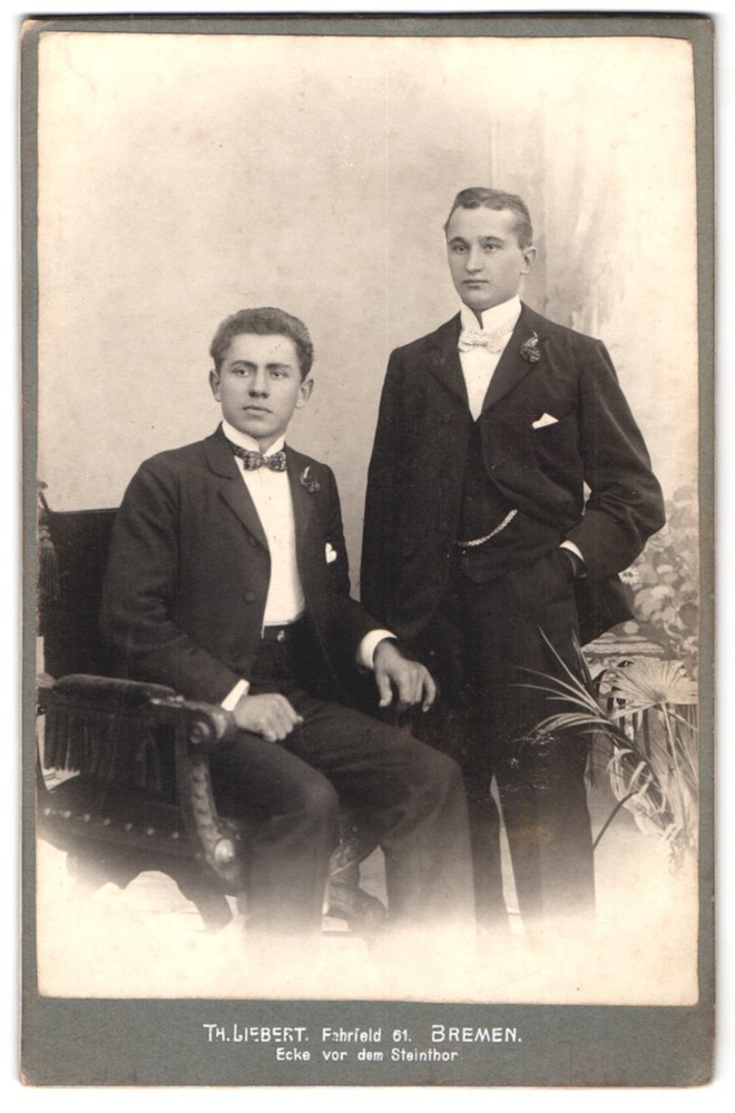 Photograph Th. Liebert, Bremen, corner in front of the Steinthor, 2 young men in fine