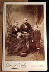 Family – Woman & Man with Beard & Little Boy – Backdrop / KAB Detlef Hahn Kiel