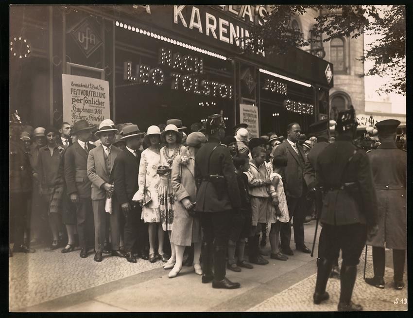 5 photographs Lübeck, parade to visit Kaiser Wilhelm II, onlookers