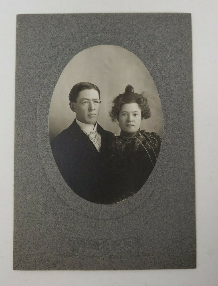 Antique Cabinet Card Photograph- husband and wife posing for a picture nice 154