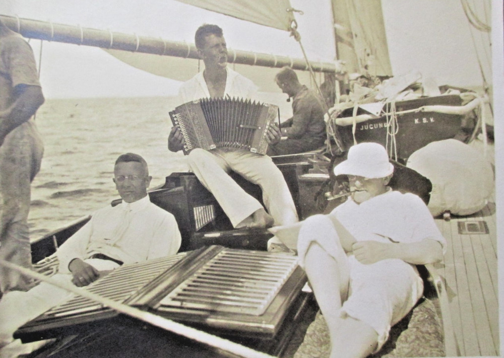 HERITAGE priv. Photo of old time! cosy cruise on deck sailing ship music