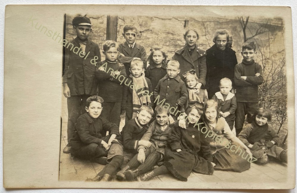 orig. Photo postcard poor children poverty around 1920 rental barracks Berlin orphans?