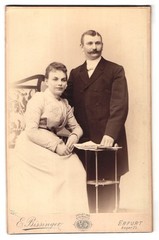 Photograph E. Rissinger, Erfurt, Anger 25, Pair in Elegant Clothes with Zeitu