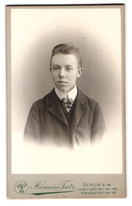 Photograph Hermann Tietz, Berlin-SW, Leipziger-Strasse 46-49, portrait of young H