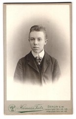 Photograph Hermann Tietz, Berlin-SW, Leipziger-Strasse 46-49, portrait of young H