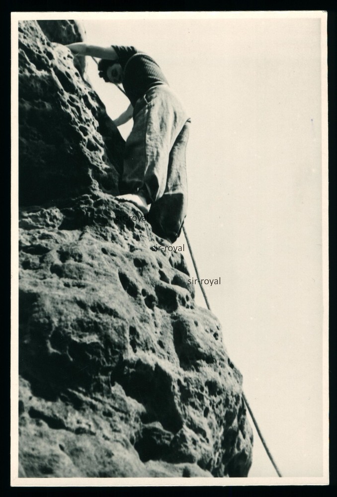 Bergsteiger klettert auf Socke – Foto-AK 8x13cm