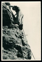 Bergsteiger klettert auf Socke – Foto-AK 8x13cm