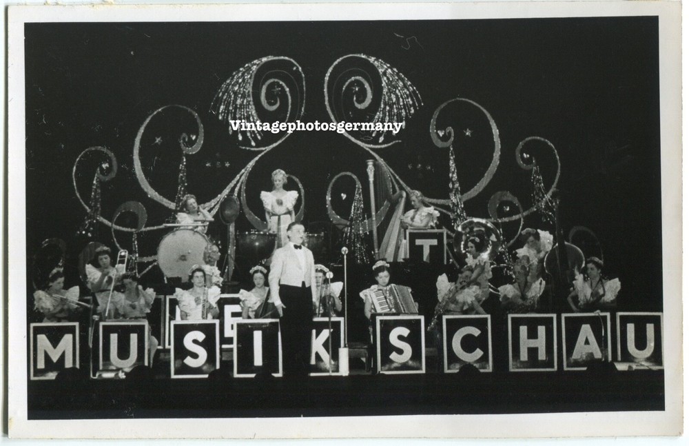 K7898 Foto Musik Zirkus Circus Künstler Frauen Band Kappelle Musikschau Girls