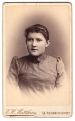 Photograph E.W. Matthias, Seifhennersdorf, portrait of a young woman