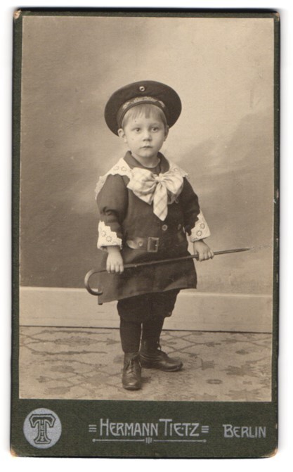 Photography Hermann Tietz, Berlin-SW, Leipziger-Strasse 46-50, portrait hüsch ge