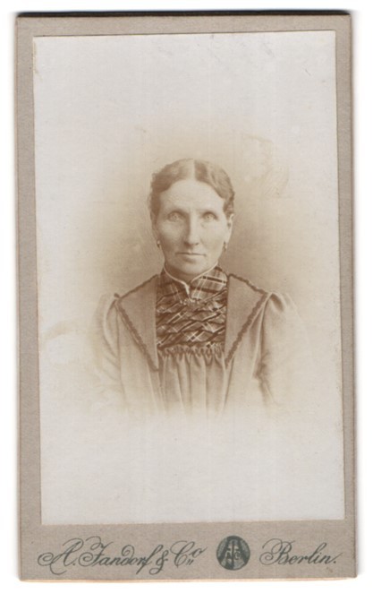 Photograph A. Jandorf & Co., Berlin-N., Brunnen-Str. 19-21, elderly lady with Kra