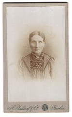 Photograph A. Jandorf & Co., Berlin-N., Brunnen-Str. 19-21, elderly lady with Kra