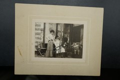 Photo CDV KAB Portrait Family Young Woman Model Mother Picture Old House Building Child