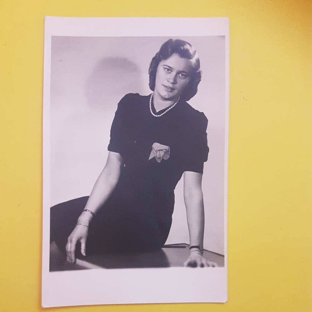 Foto Antik, Vintage, hübsche junge Frau verliebter Blick, mit Widmung, top