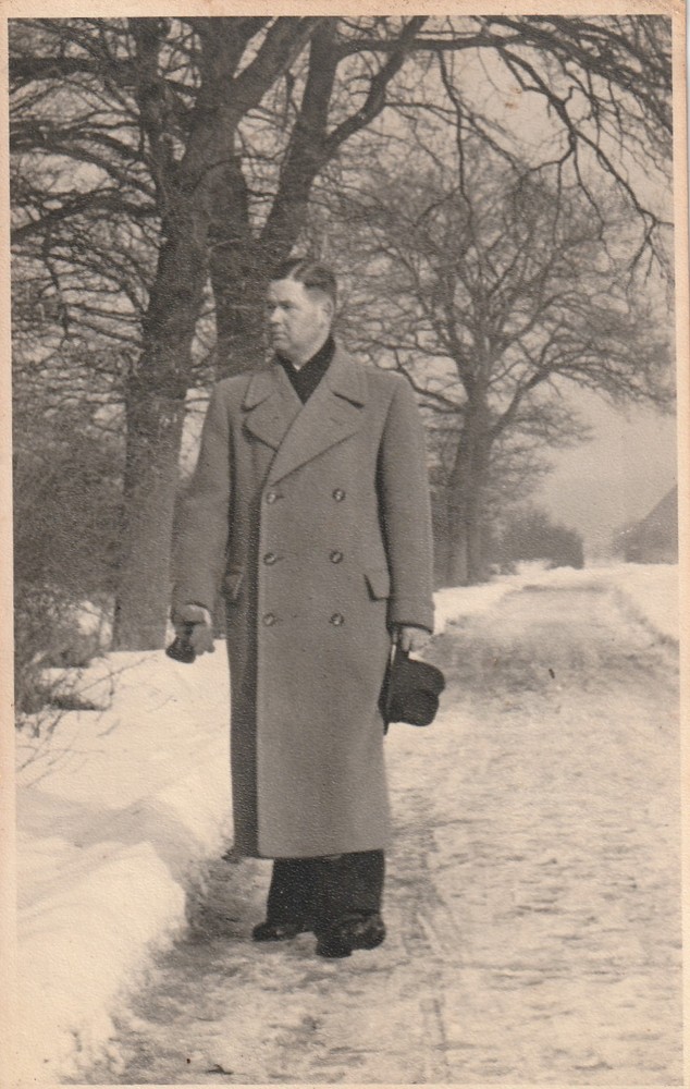 Photo postcard man in fine coat hat Brandenburg Havel snapshot 1943-1