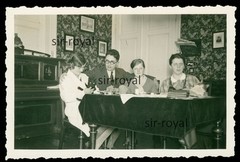 1931 – Family with Two Cats on Lap at Table – 1930s – Photo 9x6cm