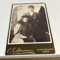 Photo Antique C. E. Spencer, Leeds, New Portrait Man Women Dressed Cigar Nice