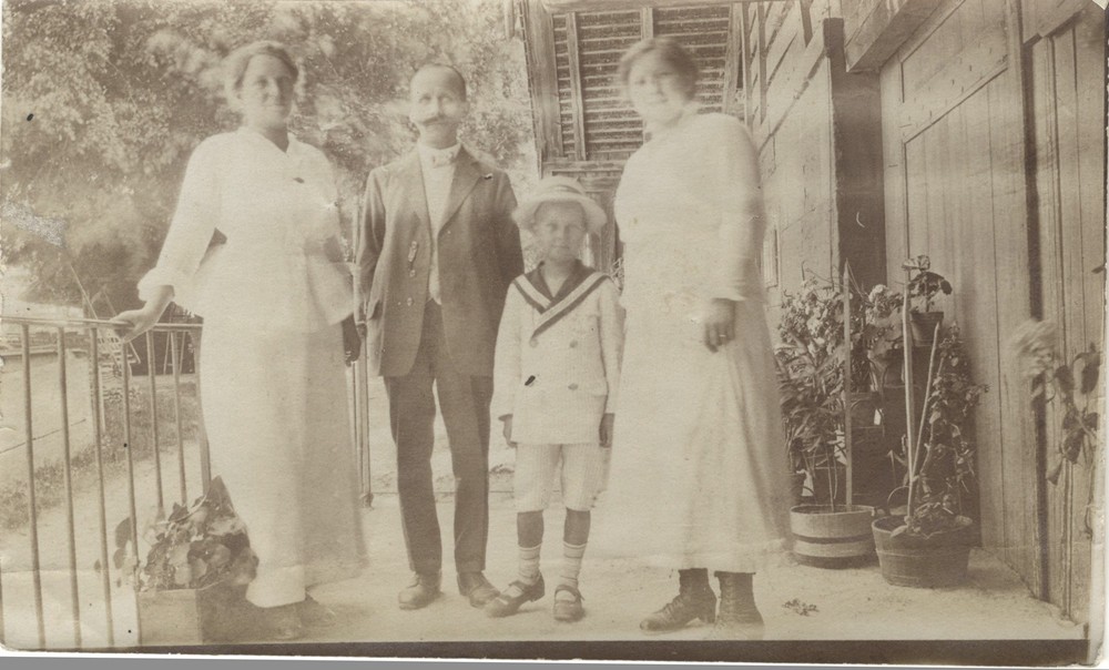 Family Snapshot Photography Amateur Vintage Citrate PL34L1A3