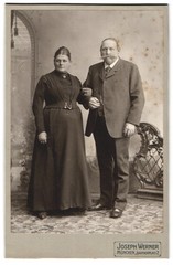 Photograph Joseph Werner, Munich, Isartorplatz 2, portrait elderly couple in zei