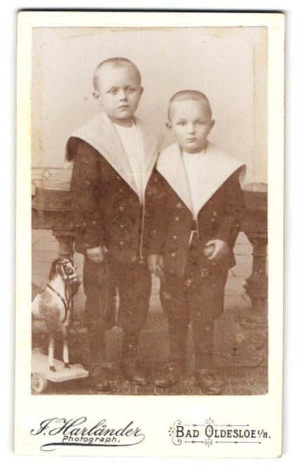 Photograph J. Harländer, Bad Oldesloe i. H., portrait of two boys in sailor