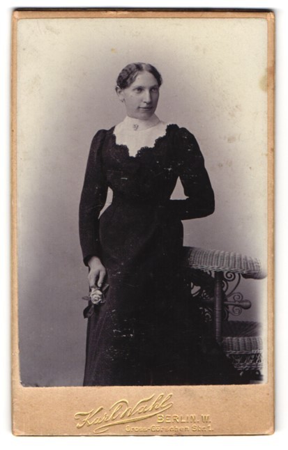 Photograph Karl Wahl, Berlin, Gross-Görschenstraße 1, young smiling woman in t