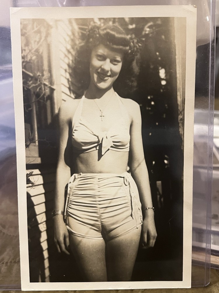 Vintage WW2 / 1940s Pretty Young Sexy Confident Woman / Pinup Photo – Cameltoe