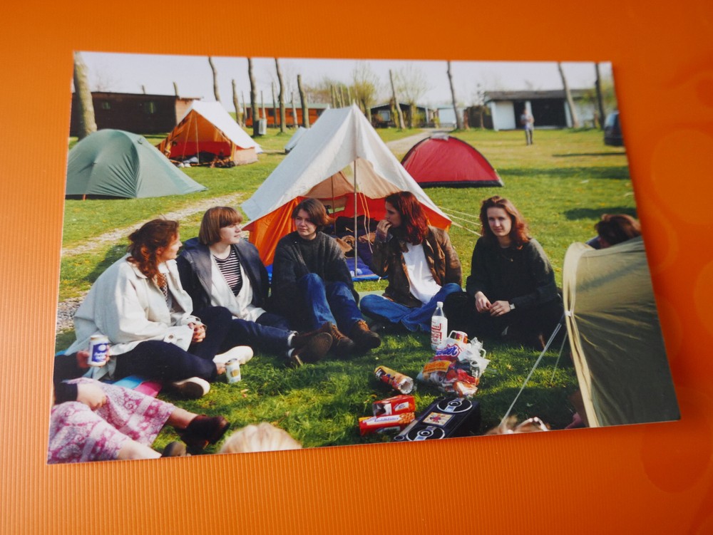 «ABIFEIER»: PHOTO, COLOR PHOTOGRAPHY, PARTY, SCHOOLGIRLS, HAMBURG, TENTS, LADIES!