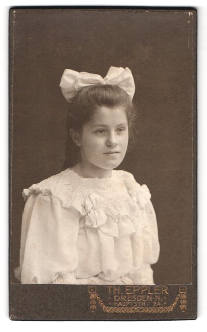 Photograph Th. Heppler, Dresden, Hauptstraße 24, girl in white dress and mi