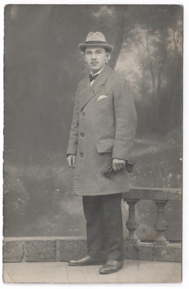 13273-Photo * Karl Urban as a young man * still image 1930s