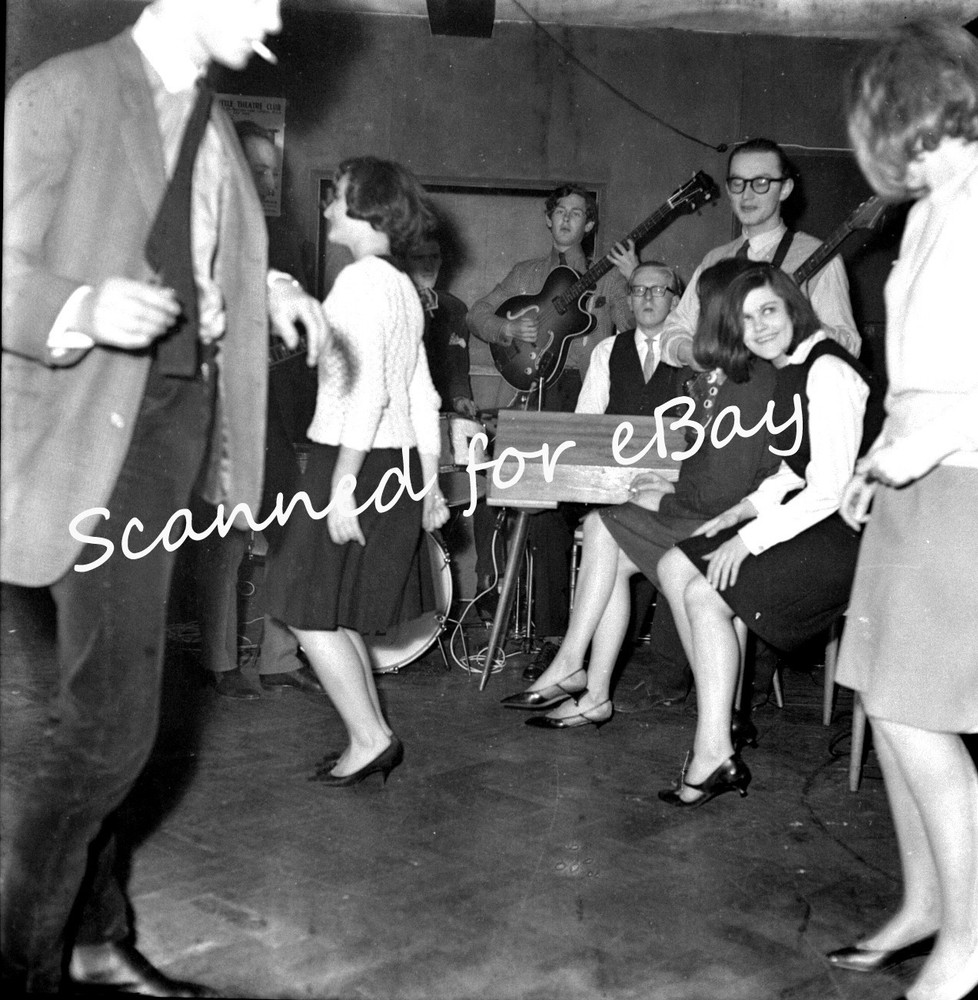DANCING TO THE BLACK SHEEP IN SHADOWS CLUB SWINGING 60s MUSIC – 1 NEGATIVE 1960s