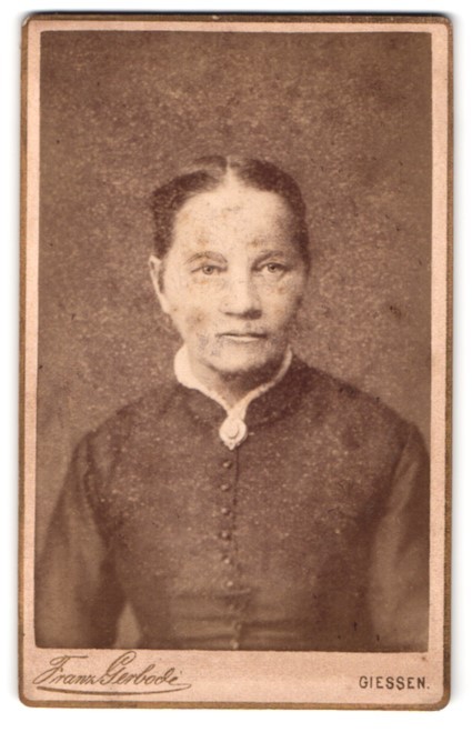Photograph Franz Gerbode, Giessen, Kaplangasse 21, portrait lady in dress with B