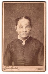 Photograph Franz Gerbode, Giessen, Kaplangasse 21, portrait lady in dress with B
