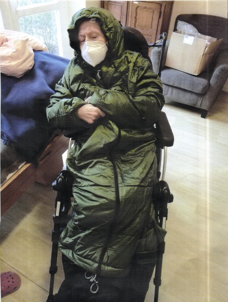 Suit for mountaineer or disabled in wheelchair