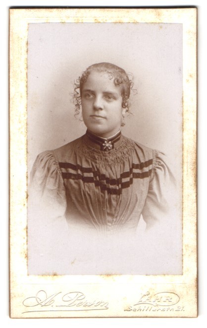 Photograph A. Person, Lahr, Schillerstraße 21, portrait of a woman