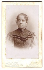 Photograph A. Person, Lahr, Schillerstraße 21, portrait of a woman